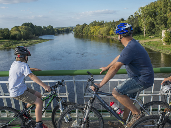 Cycling family looking at the Vienne