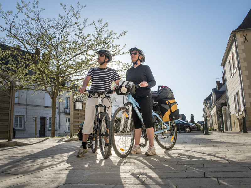 Couple à vélo à Sainte Catherine de Fierbois