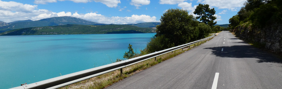 road trip voiture sur les rives du lac de Serre-Ponçon