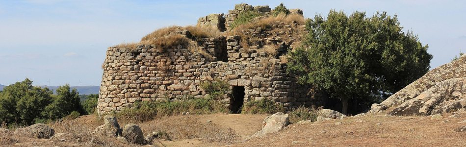 Visite d'un nuraghe, lors d'un voyage en Sardaigne